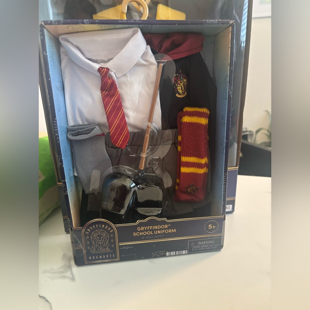 Harry Potter Doll with Hufflepuff Outfit - Picture 3 of 5